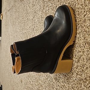 Black Universal Thread boots